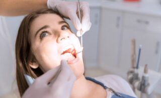 woman wisdom teeth examination